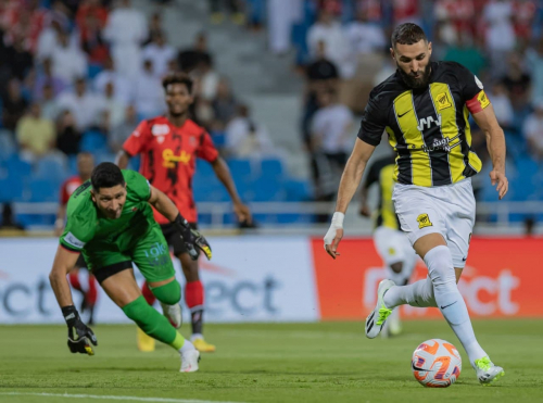 بنزيما يهدد الهلال قبل الكلاسيكو السعودي : سنذهب إلى الرياض من أجل القتال