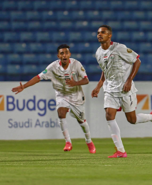 رئيس الوزراء يشيد بإنجاز منتخب الشباب ويؤكد: أنتم فخر اليمن وأملها المشرق