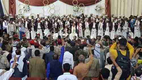 شاهد : المئآت من المواطنيين يشاركون زفاف 60 عريساً من جرحى الحرب "مبتوري الاطراف" بتعز (صور)