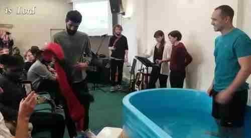 بريطانيا: معمودية السعودي "بندر العتيبي" بعد تحوله للمسيحية