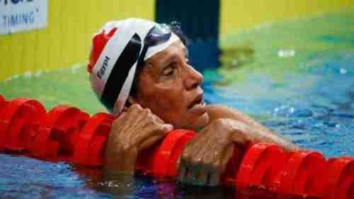 سبعينية مصرية تفوز بفضية العالم للسباحة