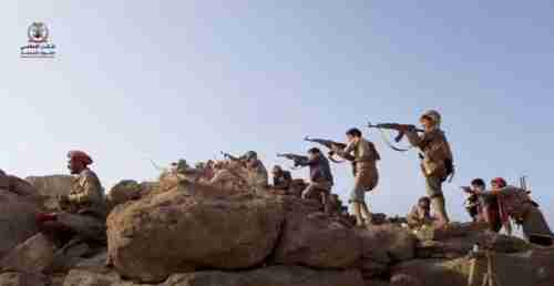 شاهد لحظات اقتحام أبطال الجيش الوطني مواقع ميليشيا الحوثي والسيطرة عليها في المخدرة ”فيديو”