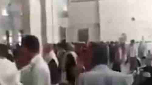 شاهد بالفديو.. مصلون يطردون خطيبا حوثي لهذا السبب