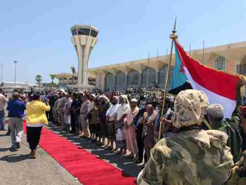 مطار عدن يستقبل اسرى الحرب القادمين من صنعاء بالسجاد الاحمر 