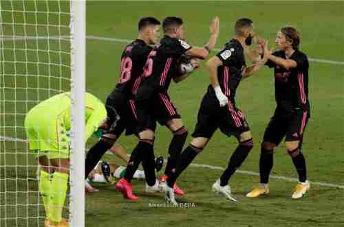 بنزيما يتصدر التشكيلة المتوقعة لريال مدريد أمام قادش