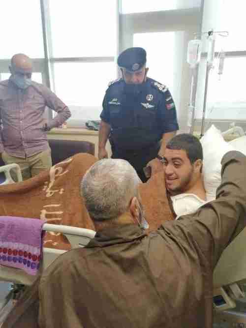 بعد قطع يديه وفقع عينيه.. الأمن الأردني يسمح لوالد الشاب صالح بزيارته للمستشفى