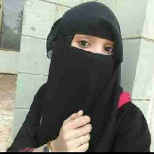   بوحشية .. الطالبة الصنعانية "سارة" تقتل زميلتها"سهام" التي سربت صورها مع شاب خلف سور المدرسة 