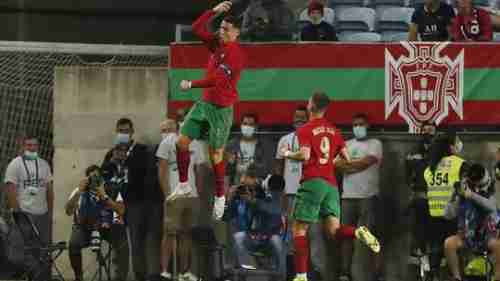 رونالدو يقود البرتغال للفوز على قطر بثلاثية ويحقق رقما تاريخيا (فيديو)