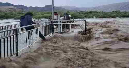 مياه السيول تدمر المنازل وتغلق الطرق الأساسية..(تقرير)