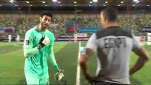 الشناوي ينفعل في وجه الحضري بعد استبداله في مباراة ليبيا (فيديو)