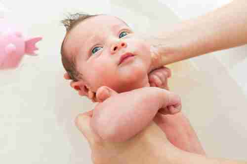 كيفية تحميم الطفل الرضيع بأمان
