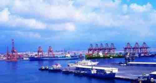 ميناء خليجي يدشن خدمات لوجستية لتسهيل النقل الداخلي مع اليمن