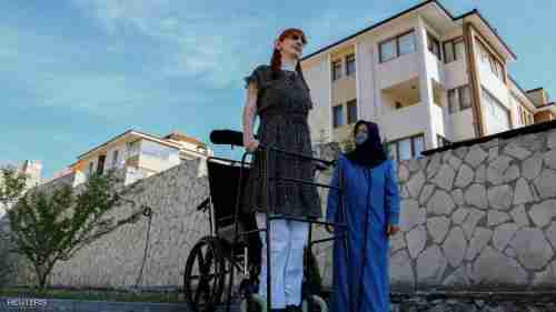 أطول امرأة في العالم تريد الاحتفاء بالاختلافات بين البشر