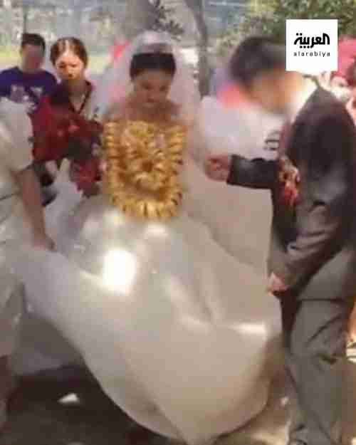عروس تفاجئ ضيوف زفافها بارتداء 60 كيلوجراماً من الذهب