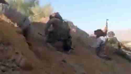 شاهد بالفيديو.. مواجهات مباشرة ومعارك دامية جنوب مأرب والجيش ينفذ أكبر عملية استدراج للحوثي