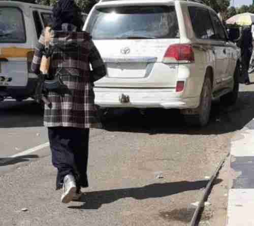 فتاة صنعانية تتجول بسلاحها الكلاشنكوف وسيارتها الفارهة.. فمن هي ؟! 