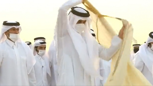 بالفيديو.. أمير قطر يقلب رداءه على الملأ ويرتديه بالمقلوب!