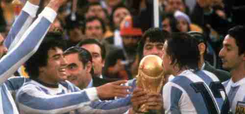 طلبوا من جمهور بلادهم أن يسامحوهم على الفوز بالمونديال! ما سبب ندم لاعبي الأرجنتين بعد فوزهم بكأس العالم 1978؟