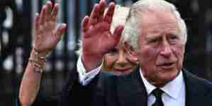 شاهد: أصابع الملك البريطاني الجديد تحدث ضجة على السوشيال ميديا  