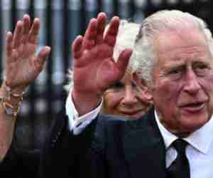 شاهد: أصابع الملك البريطاني الجديد تحدث ضجة على السوشيال ميديا  