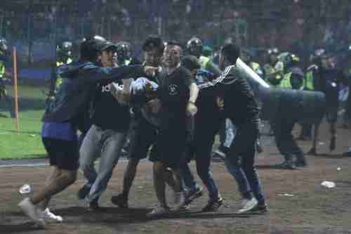 كارثة دموية في إندونيسيا ..مقتل 174 في مباراة كرة قدم 