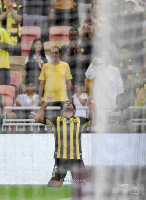  الاتحاد يضرب الفتح بثلاثية ويطارد الشباب في الصدارة