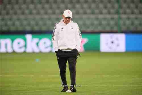 أنشيلوتي يراقب لاعبي ريال مدريد في المران الأخير