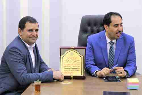 البكري يمنح شركة بن يزيد للصرافة درع الوزارة