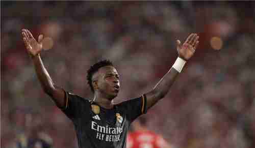 ريال مدريد يربط فينيسيوس بعقد جديد
