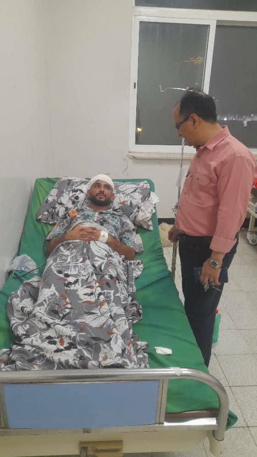 مدير مكتب الشباب والرياضة بتعز يزور اللاعب عبدالحكيم الشرعبي