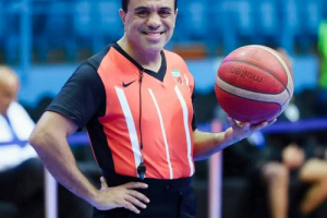 اليمني طه الحاشدي يدير النهائى العربي لكرة السلة 