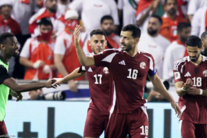 برأسيتين.. قطر تعبر إلى المونديال