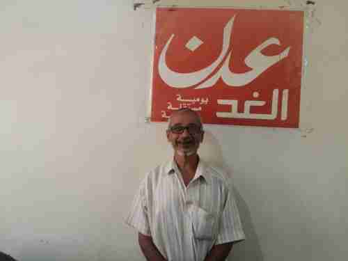 مواطن من عدن يشكو قيام شخص بابتزاز ابنته بنشر صورها على الانترنت ويناشد الرأي العام  