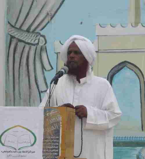 بروم تودع الشيخ عبدالله بامزاحم إلى مثواه الأخير بمقبرة جامع بروم