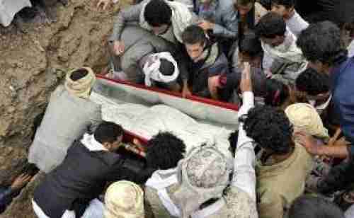 مليشيا الحوثي تدفن قتلاها في قبر جماعي من بينهم قيادي كبير ...تفاصيل