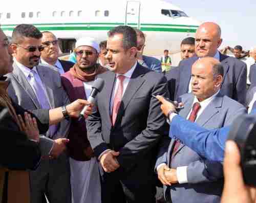   شاهد صور من استقبال رئيس الوزاراء بمطار عدن قبل قليل
