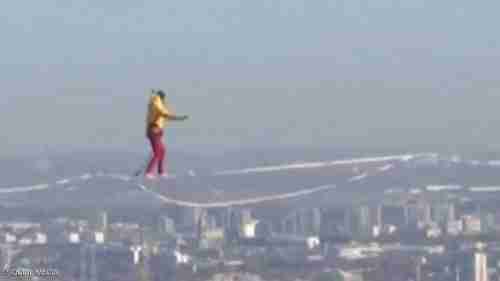 "رجل الحبال" يحبس الأنفاس بفيديو جديد على ارتفاع 150 مترا