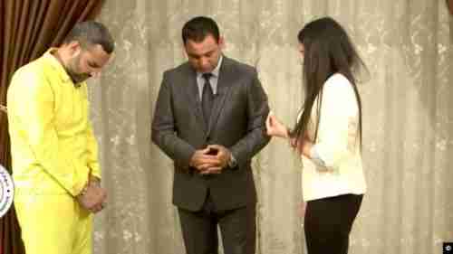 "عندك شرف؟".. عراقية تسأل مغتصبها الداعشي وجها لوجه قبل أن تسقط أرضا (فيديو)