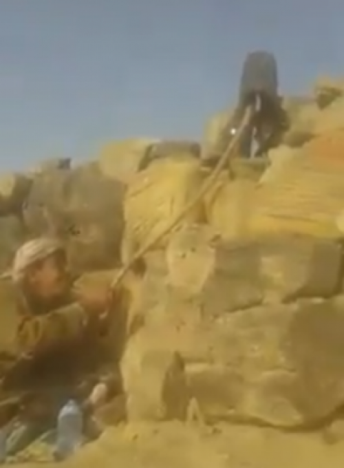 بالفيديو .. شاهد جندي يلعب بأعصاب ميليشيا الحوثي من مترسه في الخطوط الأمامية للجبهة