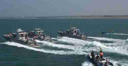 الحوثي يستعرض قواته البحرية تحت سماء التحالف العربي 