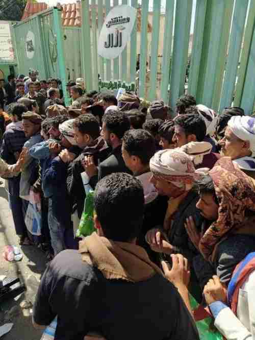 كيف يتزاحمون في صنعاء من اجل مغادرة اليمن 