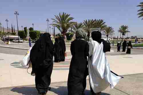 المرأة اليمنية والعرف القبلي في أي خطٍ تسير؟! النظام القبلي يفرد للمرأة أهمية خاصة في الأعراف والتقاليد
