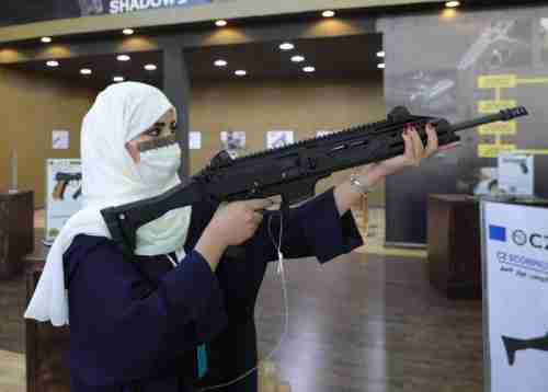 فتاة سعودية تحترف الأسلحة النارية منذ نعومة أظافرها