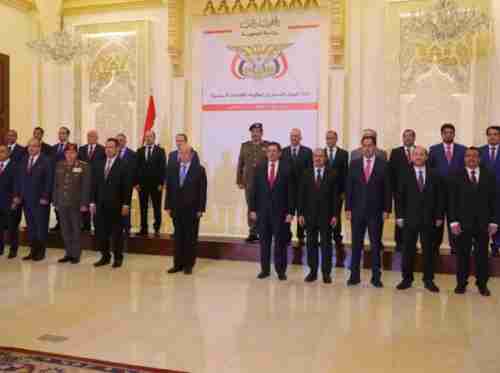 وزير في الحكومة الشرعية يقدم استقالته ويغادر العاصمة عدن