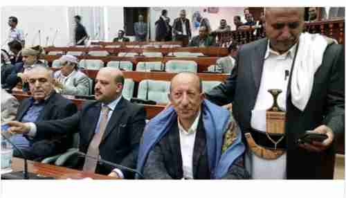 الحوثي يكرم برلماني موالي له بطريقة تستحق التعميم 