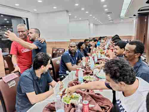 وزير الشباب والرياضة يقيم مأدبة عشاء على شرف الفرق المشاركة في بطولة كأس الجمهورية لكرة السلة بعدن