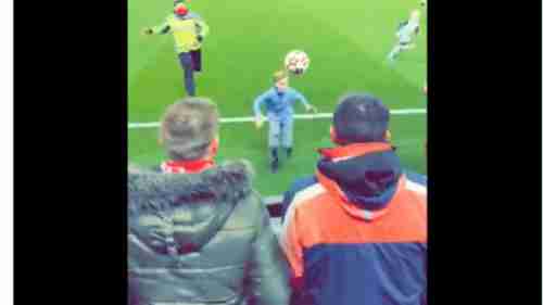 طفل صغير يقتحم ملعب مباراة ليفربول ضد بورتو ويسرق كرة دوري الأبطال (فيديو)