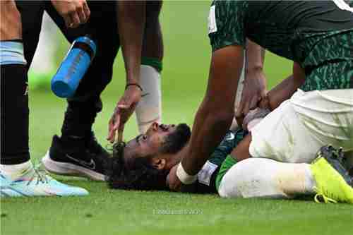 صورة.. لاعب المنتخب السعودي ياسر الشهراني يطمئن زملاءه من المستشفى