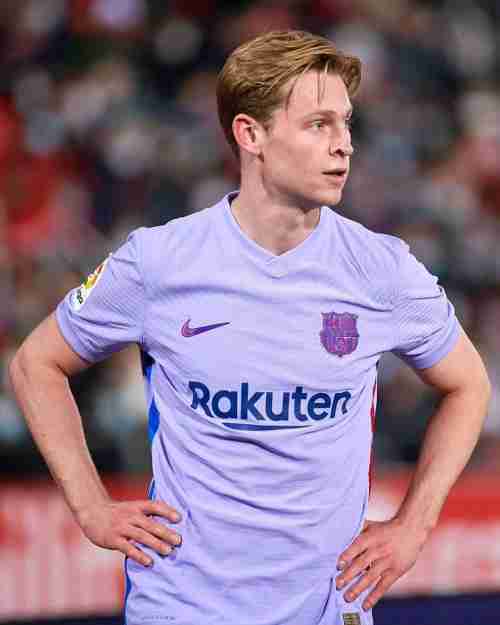 دي يونج يهدد نجم برشلونة المتألق