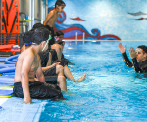 2100 طالب يتدربون في «محو أمية السباحة»